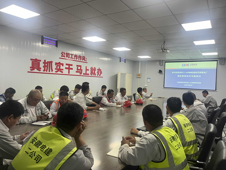 大唐鄆城630℃超超臨界二次再熱國(guó)家電力示范項(xiàng)目1號(hào)鍋爐大板梁吊裝就位